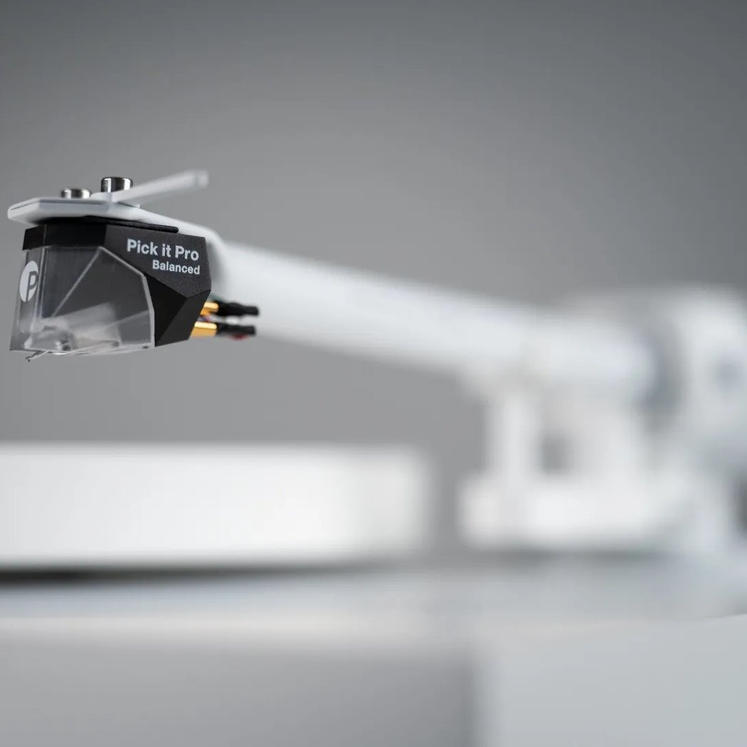Pro-Ject Debut PRO B White Edition Fully Manual Belt-Drive Turntable (Pick it PRO Balanced MM Cartridge)