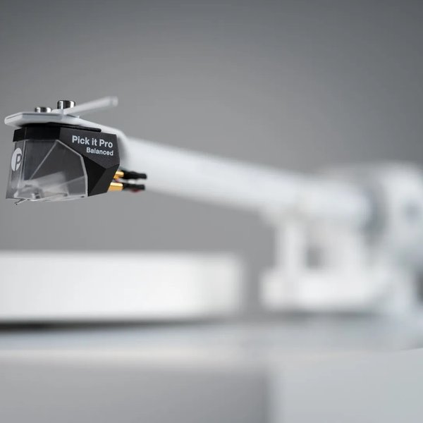Pro-Ject Debut PRO B White Edition Fully Manual Belt-Drive Turntable (Pick it PRO Balanced MM Cartridge)