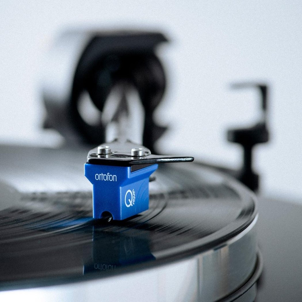 Pro-Ject X8 B Superpack Balanced Fully Manual Belt-Drive Turntable Ortofon Quintet Blue MC Cartridge Walnut Satin